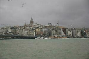 Istambul, Peru 12 janeiro 2023, balsa vela em a bósforo rio foto