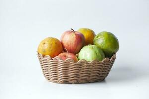 misturado frutas dentro uma cesta em mesa foto