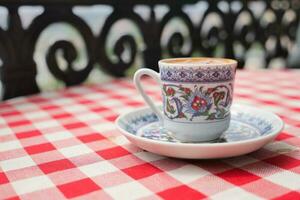 uma xícara de café turco na mesa ao ar livre foto