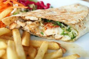 frango urdidura e fresco salada em mesa foto