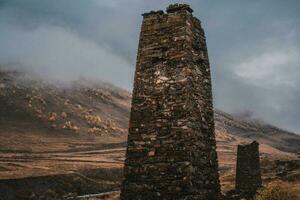 torre dentro a montanhas. foto