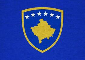 bandeira e casaco do braços do república do Kosovo em uma texturizado fundo. conceito colagem. foto