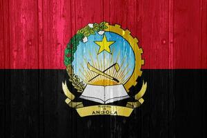 bandeira e casaco do braços do república do Angola em uma texturizado fundo. conceito colagem. foto
