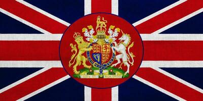 bandeira e casaco do braços do ótimo Grã-Bretanha em uma texturizado fundo. conceito colagem. foto