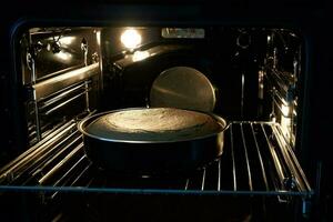 a bolo é cozinhou dentro a forno foto