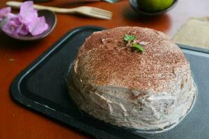 mille Tapioca bolo com chocolate, baunilha feijão gelo creme em a mesa dentro a restaurante, seletivo foco foto