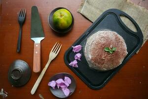 mille Tapioca bolo com chocolate, baunilha feijão gelo creme em a mesa dentro a restaurante, seletivo foco foto