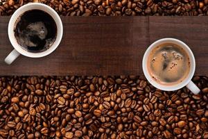 xícara de café com grãos de café na mesa foto