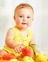 pequeno bebê escolhendo frutas foto