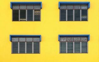 4 janelas com uma amarelo fundo e pintado azul janelas foto