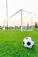 bola de futebol no campo foto