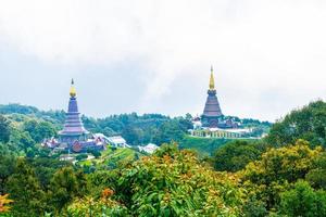 pagode marco no parque nacional de doi inthanon em chiang mai, tailândia.
