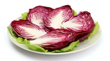 foto do radicchio fatiado peças em minimalista prato isolado em branco fundo