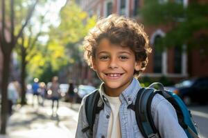 uma feliz criança dentro Preto caminhando para dentro escola foto