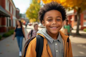 uma feliz criança dentro Preto caminhando para dentro escola foto