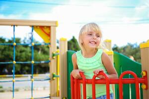 feliz menina em a Parque infantil. foto