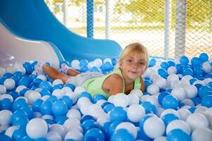 menina jogando com bola dentro sala de jogos. foto