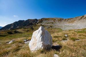 paisagem com montanhas na bulgária foto