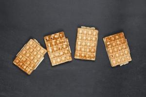 waffers da Bélgica em fundo de quadro negro. foto