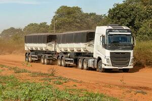 apore, Goiás, Brasil - 05 07 2023 reboque caminhão com reboque para transportando grão foto