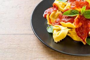 macarrão tortellini italiano com molho de tomate foto