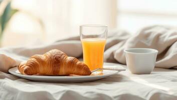 café da manhã bandeja com laranja suco, croissants e leite dentro a quarto foto