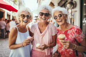 mulheres tendo Diversão e tendo gelo creme cones dentro a cidade rua, dentro a estilo do núcleo dos avós foto