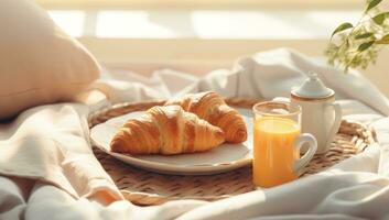 café da manhã bandeja com laranja suco, croissants e leite dentro a quarto foto