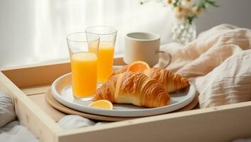 café da manhã bandeja com laranja suco, croissants e leite dentro a quarto foto