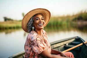 maduro africano mulher rindo enquanto pescaria de a lago foto com esvaziar espaço para texto