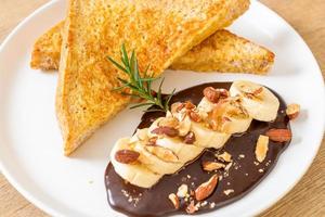 torrada francesa com amêndoas de chocolate e banana foto