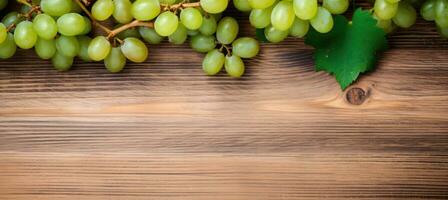 verde suculento uvas em de madeira fundo. foto