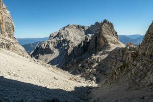 montanha picos dentro a dolomites Alpes. lindo natureza do Itália. chalé pedrotti. foto