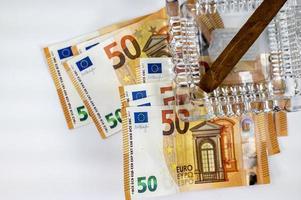 Notas de 50 euros com charuto e cinzeiro foto