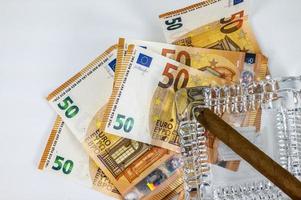 Notas de 50 euros com charuto e cinzeiro foto