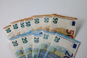 notas de 50 e 20 euros em forma de leque