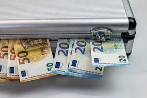 Notas de 50 e 20 euros em caixa de alumínio foto