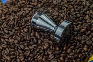 grãos de café com prensa de café de aço