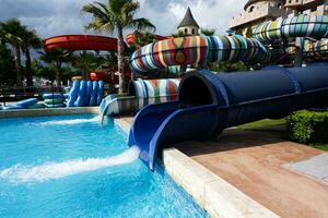 água slides dentro uma natação piscina às uma luxo Parque aquático. foto