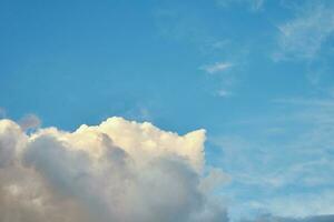 nuvens no céu azul foto