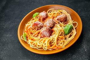 massa almôndega espaguete tomate molho Grato parmesão queijo prato refeição Comida lanche em a mesa cópia de espaço Comida fundo rústico topo Visão foto