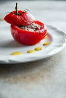 recheado tomate carne o preenchimento tomates cozido vegetal Comida saudável refeição Comida lanche em a mesa cópia de espaço Comida fundo rústico topo Visão foto