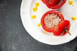 recheado tomate carne o preenchimento tomates cozido vegetal Comida saudável refeição Comida lanche em a mesa cópia de espaço Comida fundo rústico topo Visão foto