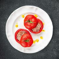 recheado tomate carne o preenchimento tomates cozido vegetal Comida saudável refeição Comida lanche em a mesa cópia de espaço Comida fundo rústico topo Visão foto