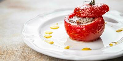 recheado tomate carne o preenchimento tomates cozido vegetal Comida saudável refeição Comida lanche em a mesa cópia de espaço Comida fundo rústico topo Visão foto