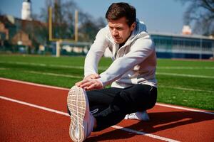 esporte homem preparando para corrida ao ar livre foto