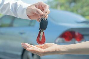 alugar, alugar carro, vender, comprar. o gerente da concessionária envia as chaves do carro para o novo proprietário. vendas, empréstimo de crédito financeiro, aluguel de veículo, seguro, aluguel, vendedor, negociante, prestação, negócio de cuidados com o carro foto