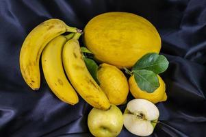 fruta amarela em um fundo preto