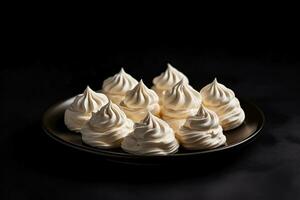 delicioso merengues com Duplo creme Sombrio fundo com esvaziar espaço para texto foto