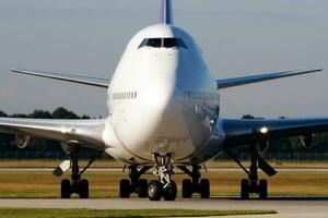 sem título passageiro avião às aeroporto. aviação indústria e aeronaves. ar transporte e voar viagem. internacional transporte. mosca e vôo. criativo fotografia. foto